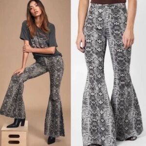 We The Free Float On High Rise Extreme Flares Gypsy Snake Black Womens 28 Boho